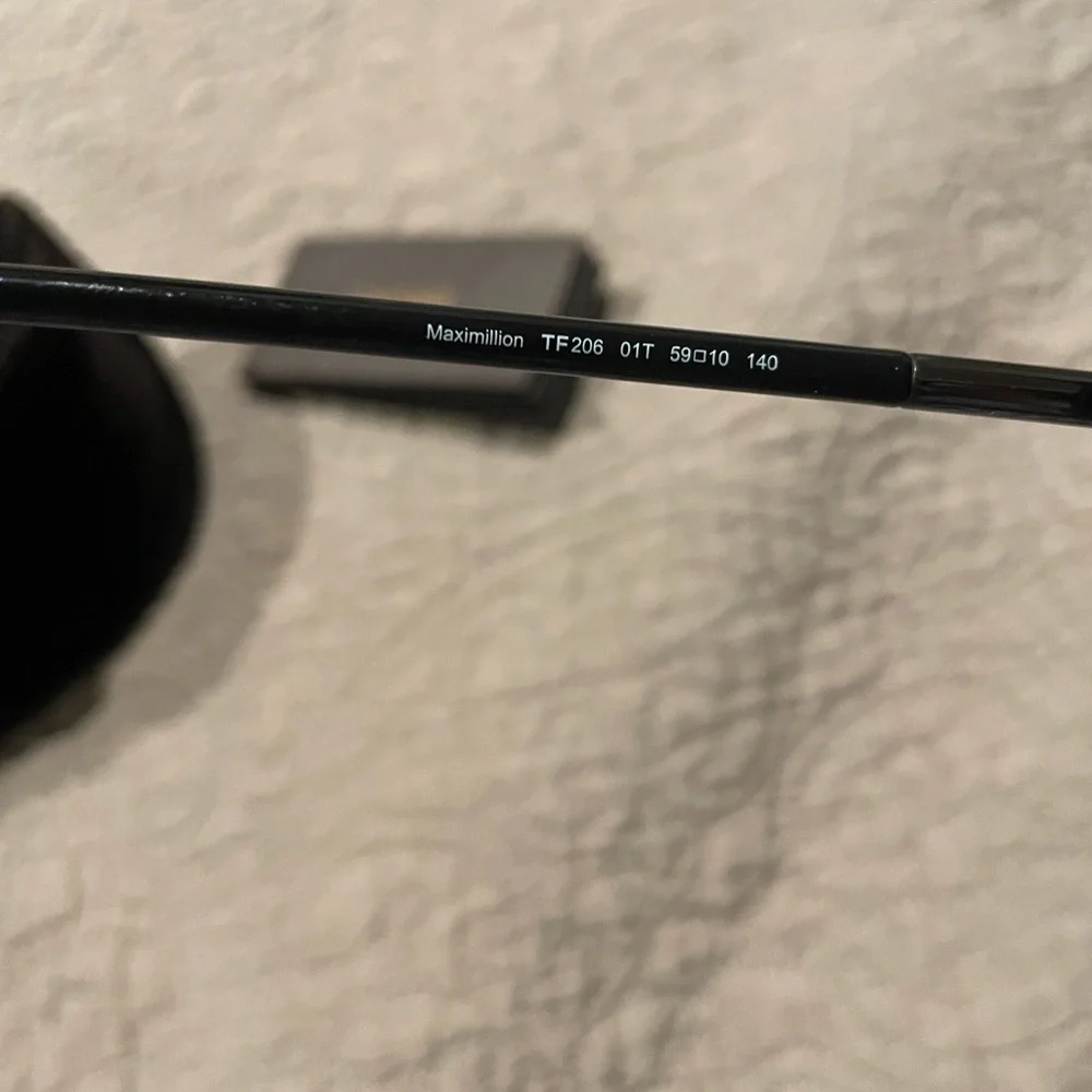 Tom Ford Sleek Black Eyewear - Picture 4 of 4